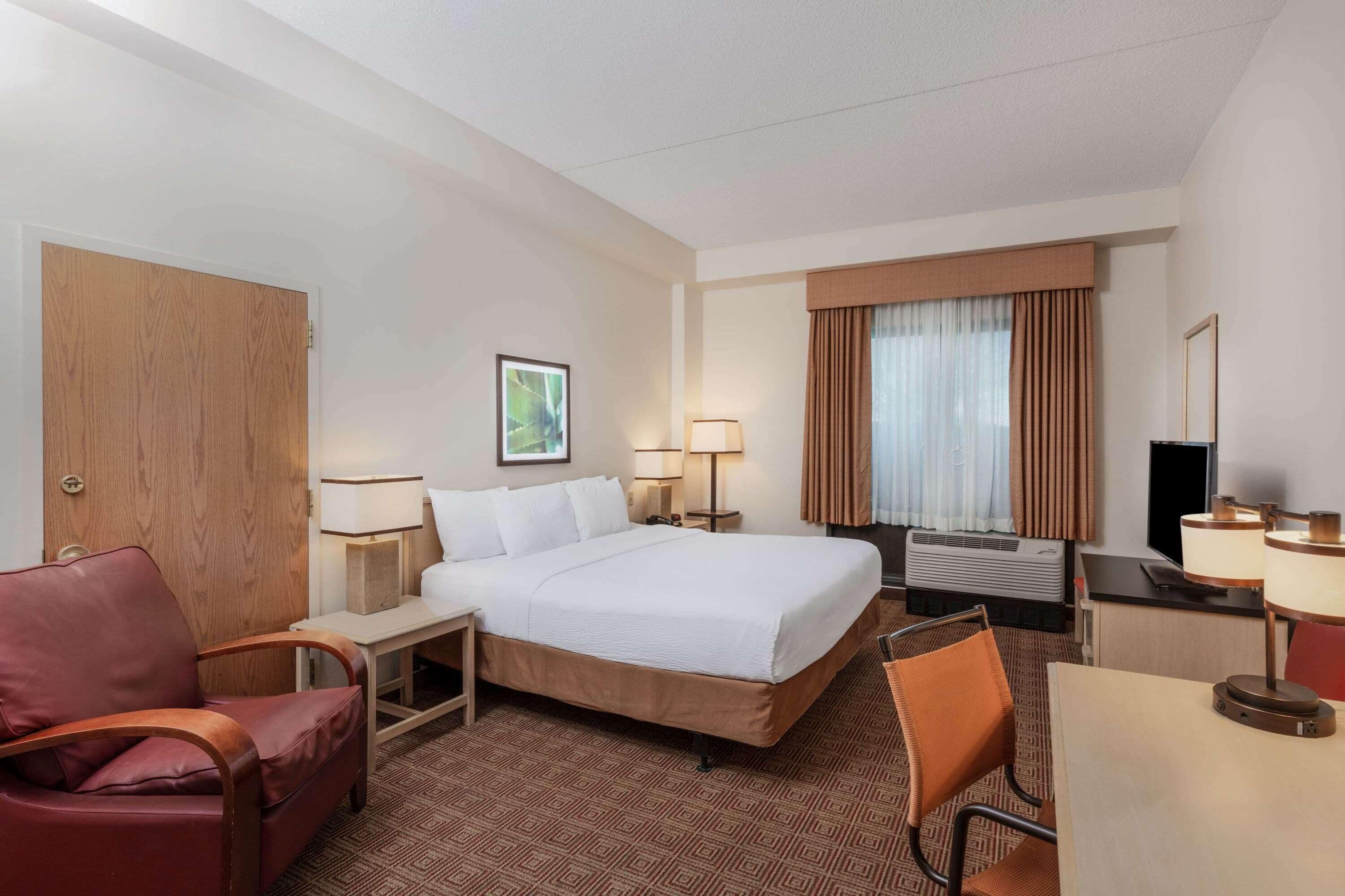 room, 1 king bed, non smoking | premium bedding, desk, blackout curtains, iron/ironing board