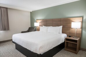 Escritorio, espacio para trabajar con laptop y cortinas blackout 