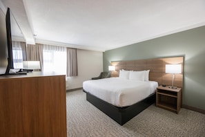 Standard Room, 1 King Bed, Non Smoking | Desk, laptop workspace, blackout curtains, iron/ironing board