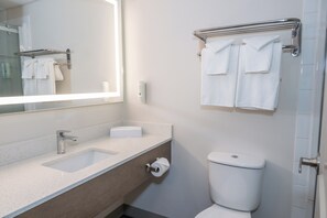 Bañera con ducha, artículos de tocador gratuitos, secador de pelo
