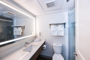 Combined shower/tub, free toiletries, hair dryer, towels