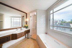 Junior Room | Bathroom | Free toiletries, hair dryer, bathrobes, slippers - Rendezvous Hotel Singapore by Far East Hospitality (Singapore)
