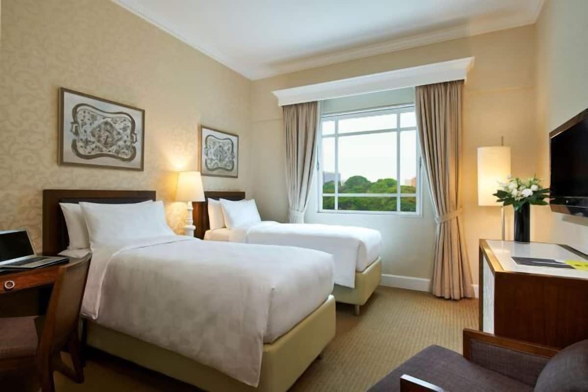 Värdeförvaringsskåp på rummet, skrivbord och arbetsyta för laptop