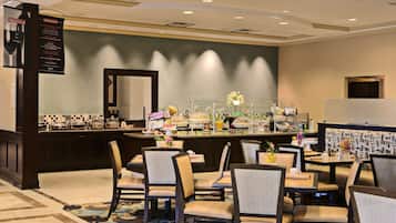 Melayani sarapan, makan siang, makan malam; sajian masakan Amerika