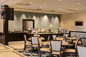 Se sirven desayunos, comidas, cenas y cocina americana