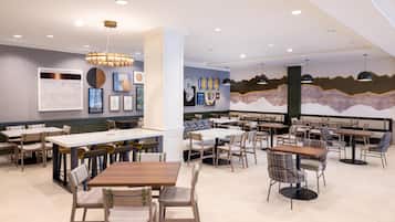 Desayuno buffet diario (USD 12 por persona)