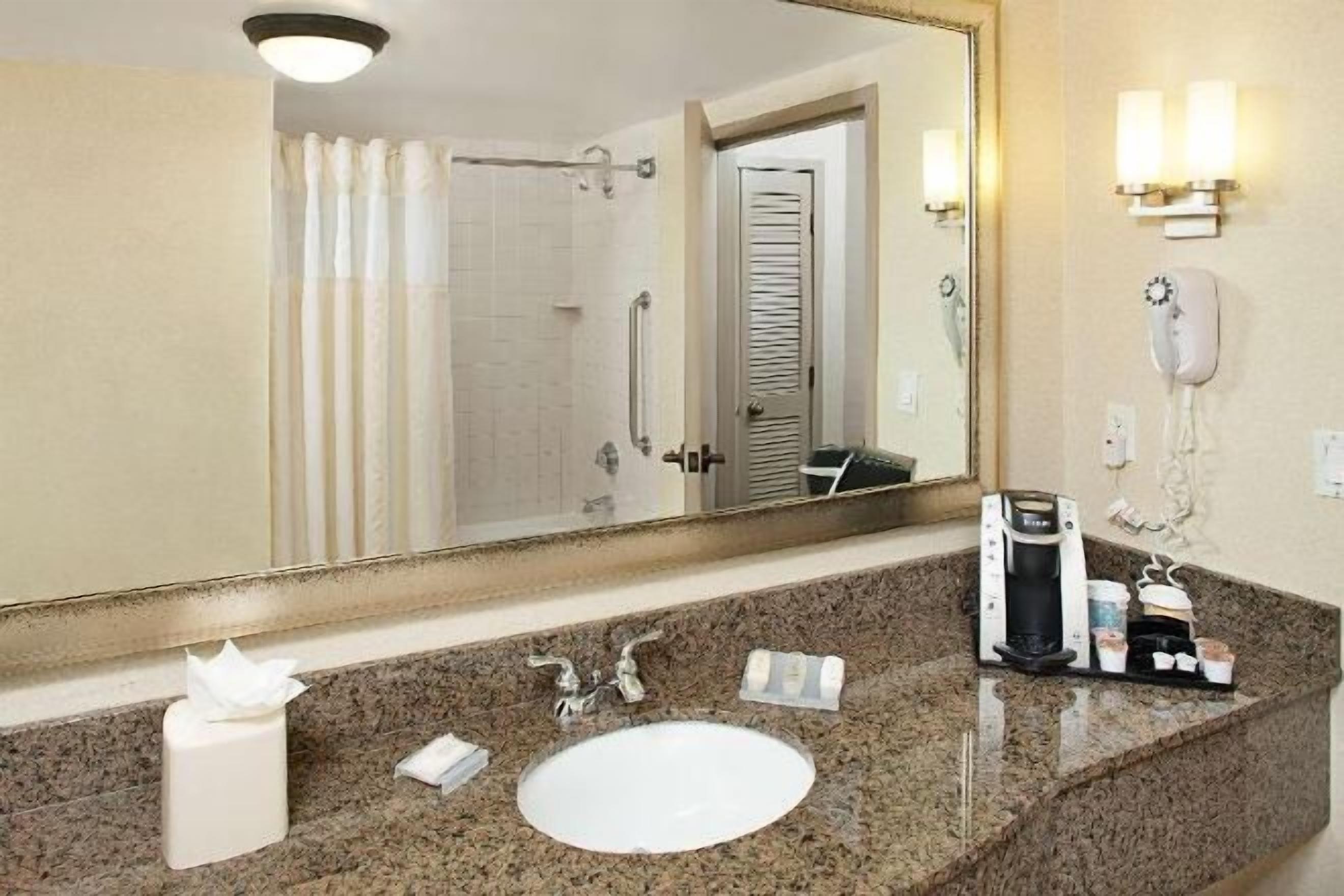 Combined shower/tub, free toiletries, hair dryer, towels