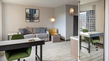 Premium-sengetøj, Select Comfort-senge, skrivebord, mørklægningsgardiner