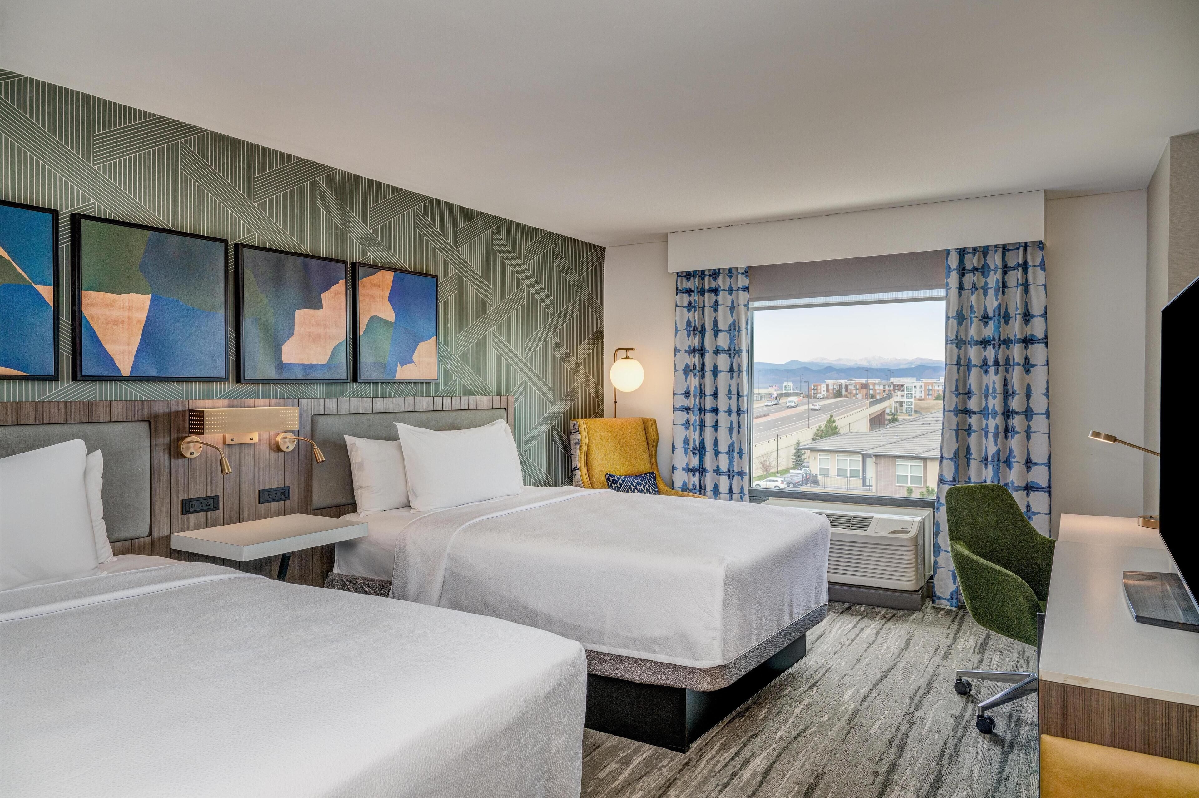 两张双人床 | 高档床上用品、Select Comfort 床、办公桌、遮光窗帘