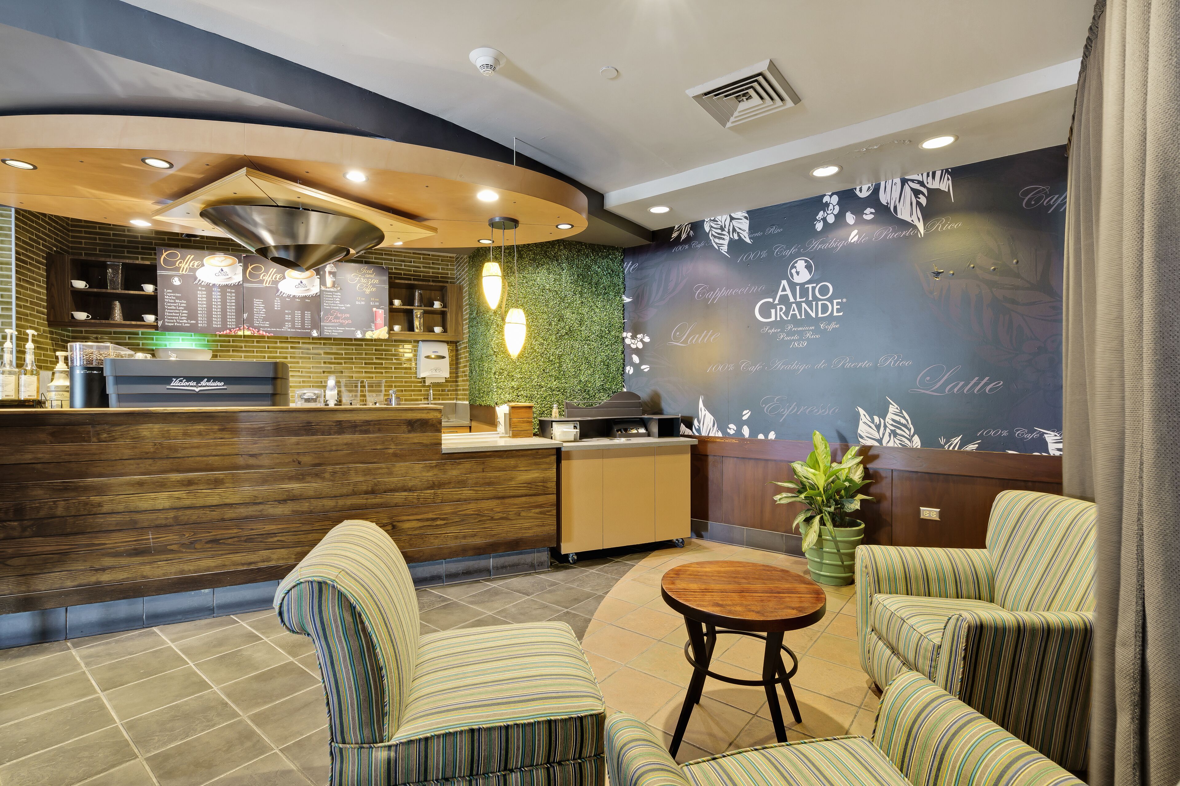 8 restaurants, breakfast served