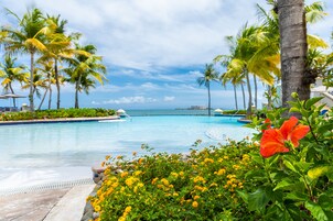 4 piscinas al aire libre, camas de piscina con cargo, sombrillas