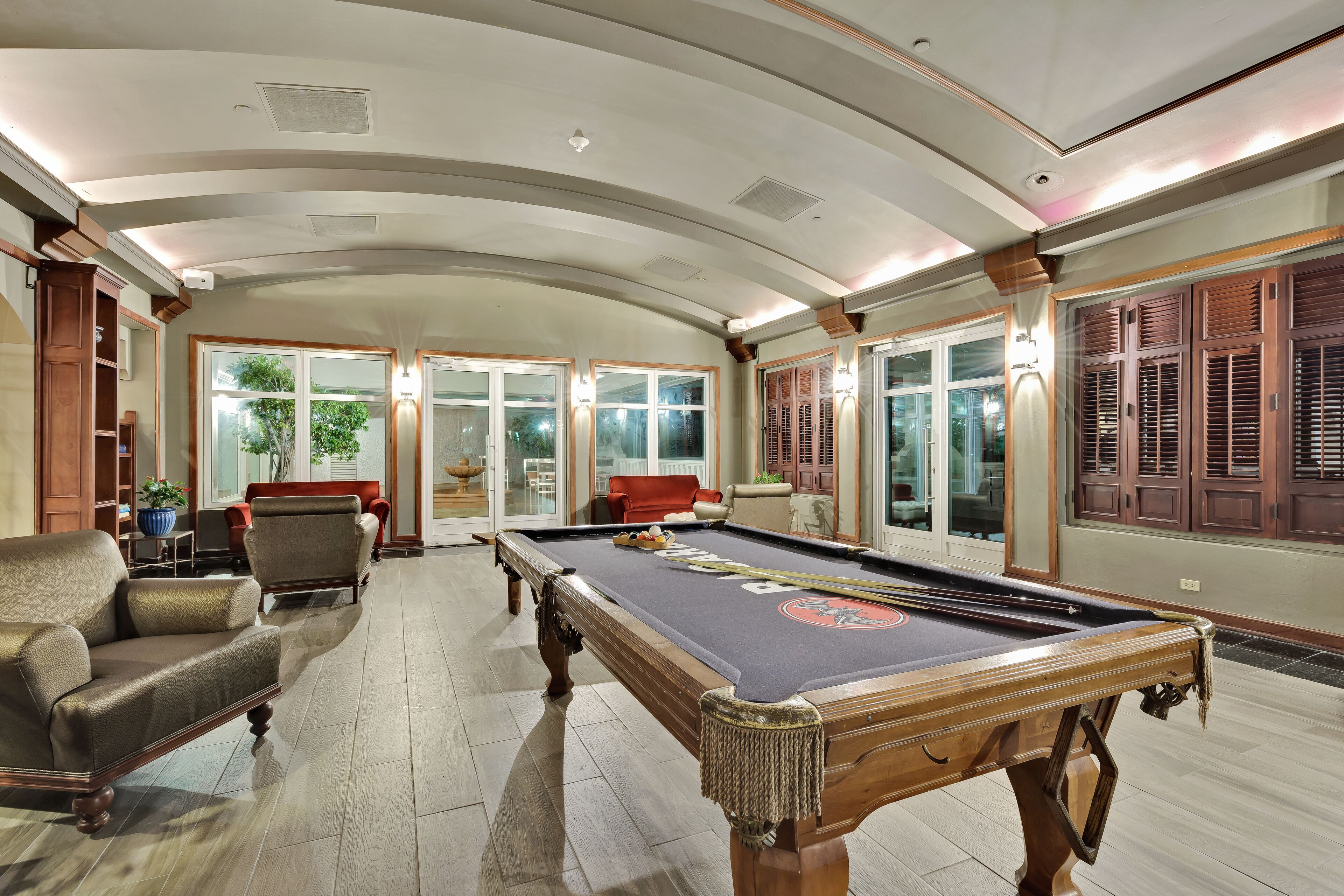 8 restaurants, breakfast served