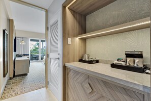 豪華客房, 1 張特大雙人床, 海濱景觀 | 浴室 | 全浸式浴缸、免費盥洗用品、吹風機、毛巾