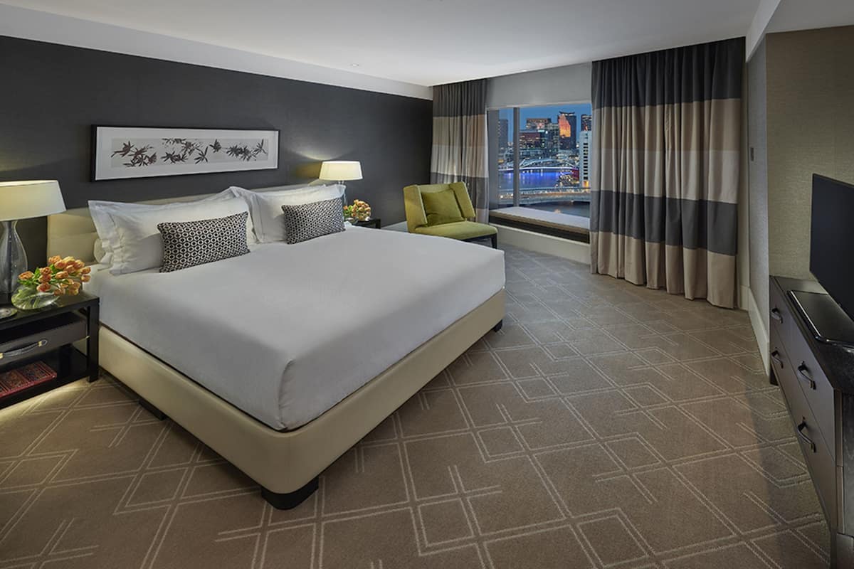 executive suite | minibar, in-room safe, desk, laptop workspace