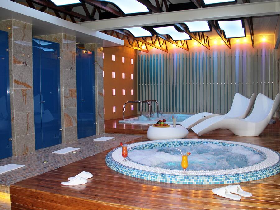 Indoor spa tub
