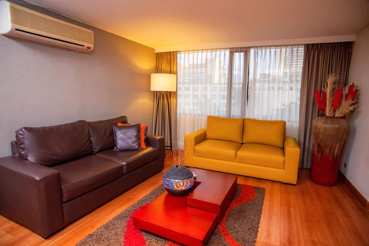 Business-Suite, 1 King-Bett und Schlafsofa | Wohnbereich | 32-Zoll-LCD-Fernseher mit Kabelempfang, Fernseher, iPod-Dockingstation