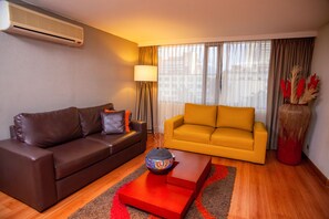 Business-Suite, 1 King-Bett und Schlafsofa | Wohnbereich