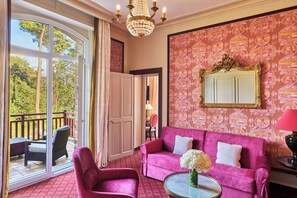 Suite Deluxe, 1 cama matrimonial, Terraza, vista al mar | Área de sala de estar | Televisión de pantalla plana, reproductor de DVD y películas con cargo 