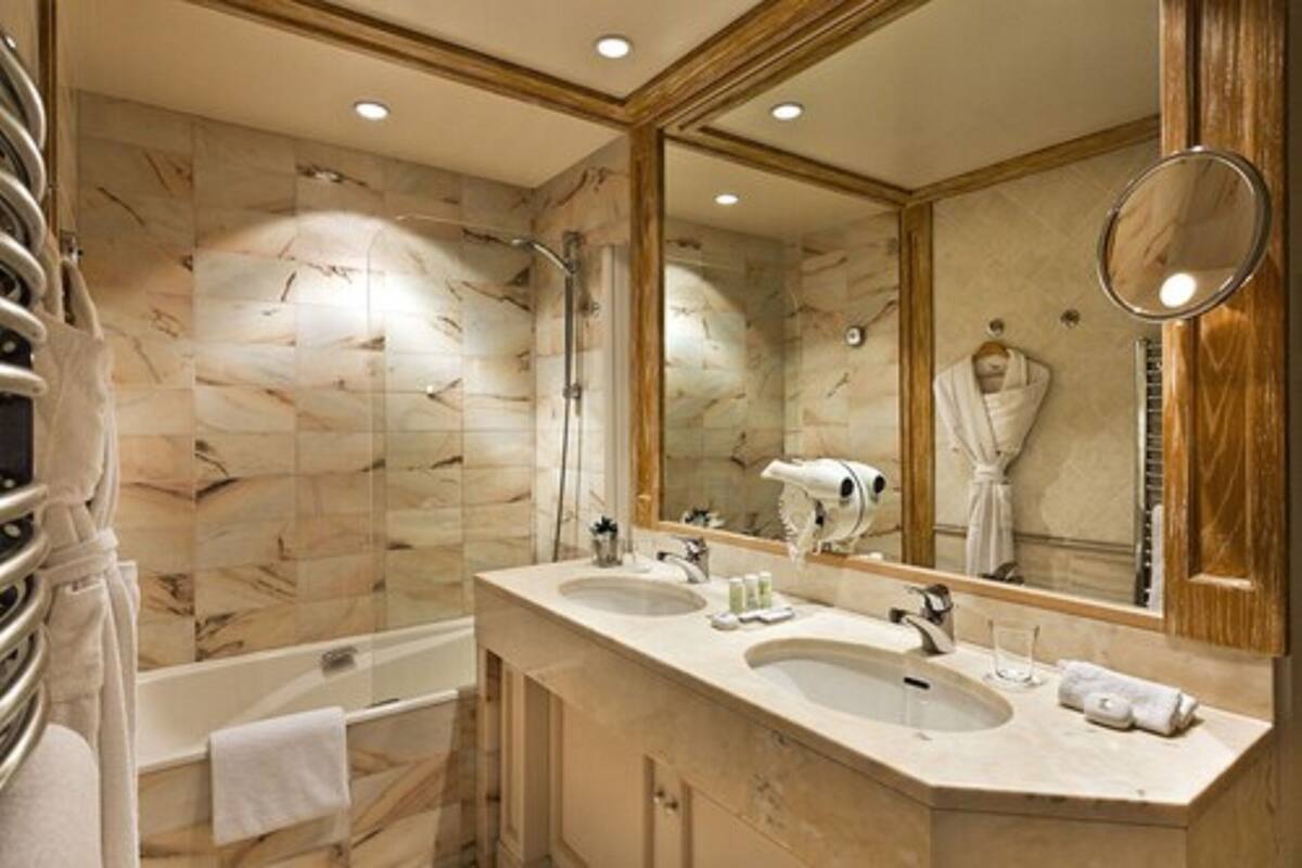 deluxe room, sea view | bathroom | combined shower/bathtub, hair dryer, bathrobes, slippers