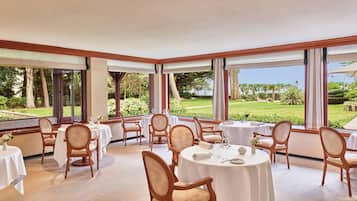 Cocina francesa con vista al jardín