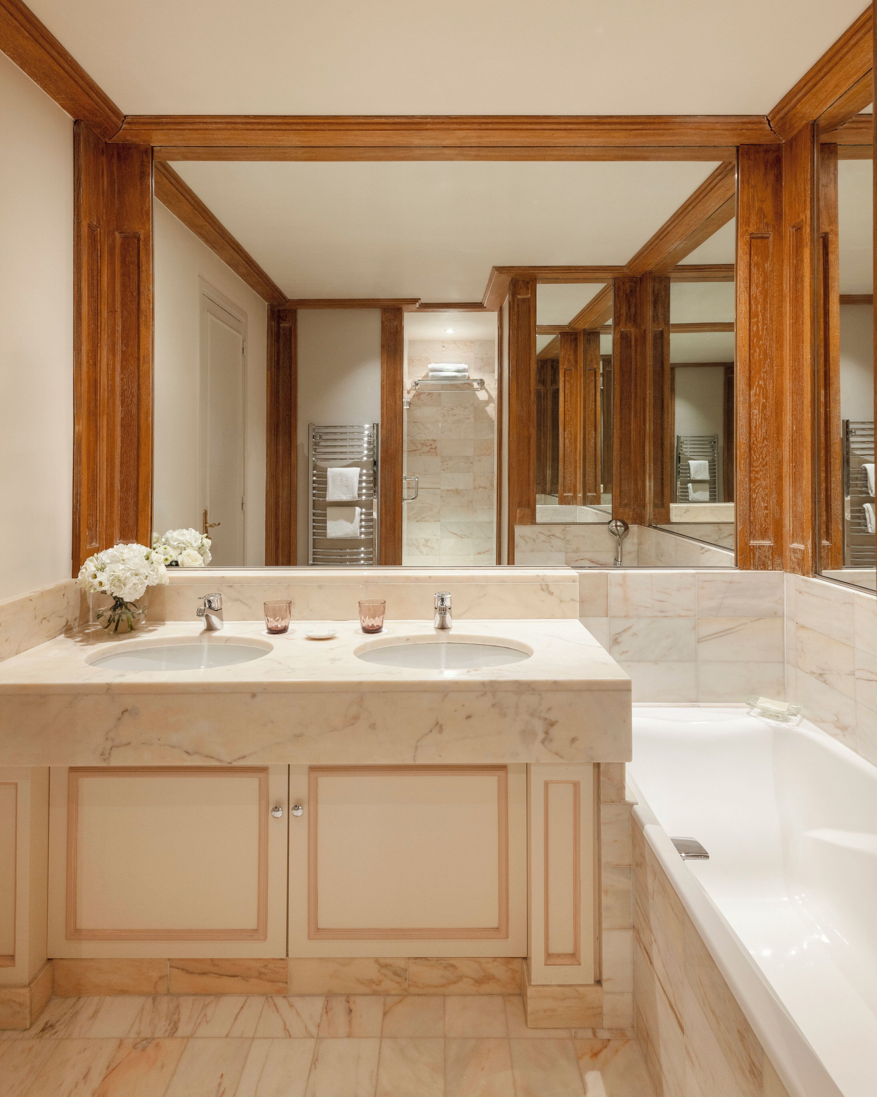 combined shower/bathtub, hair dryer, bathrobes, slippers