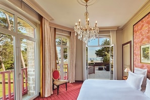 Deluxe Suite, 1 Double Bed, Sea View | Minibar, in-room safe, desk, free WiFi