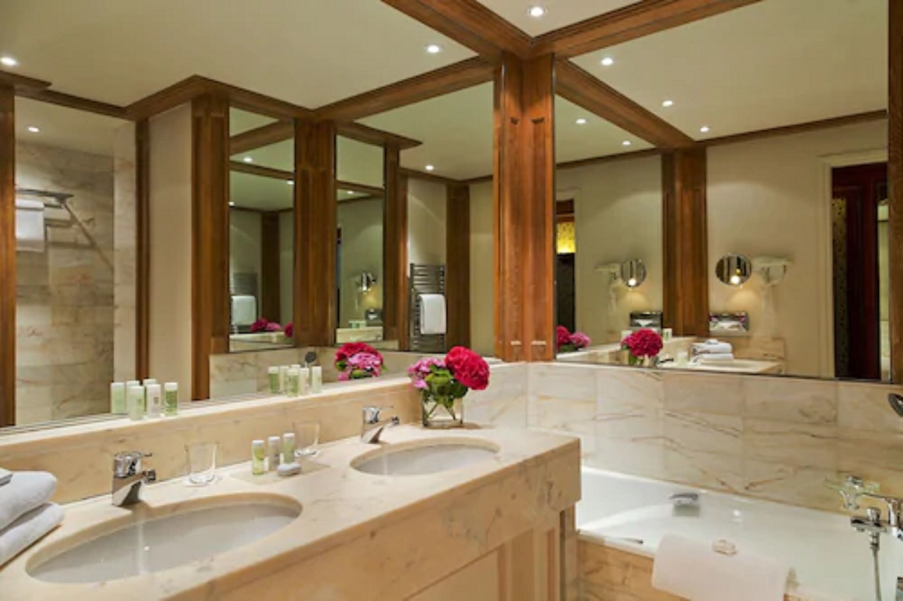 deluxe suite, sea view | minibar, in-room safe, desk, free wifi