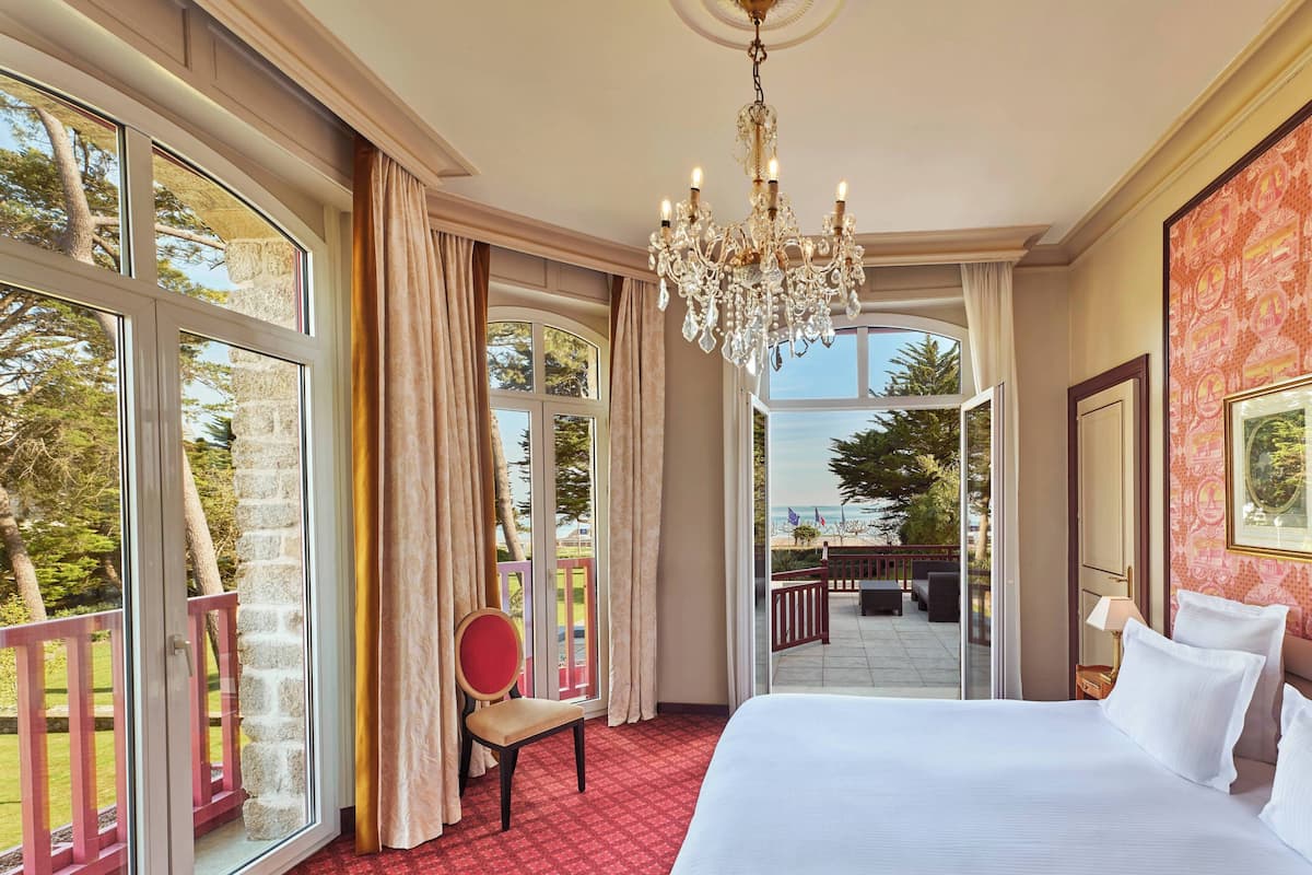 Sea Terrace Deluxe Suite | Minibar, in-room safe, desk, free WiFi