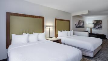 Estúdio, várias camas | Roupas de cama premium, camas com colchões pillow-top, escrivaninha