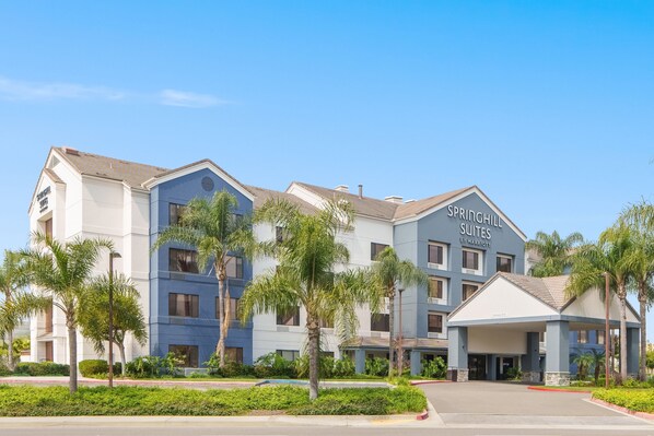 A hotel with multiple floors, a covered entrance, and palm trees in the landscaping. - SpringHill Suites by Marriott Pasadena Arcadia (Arcadia)