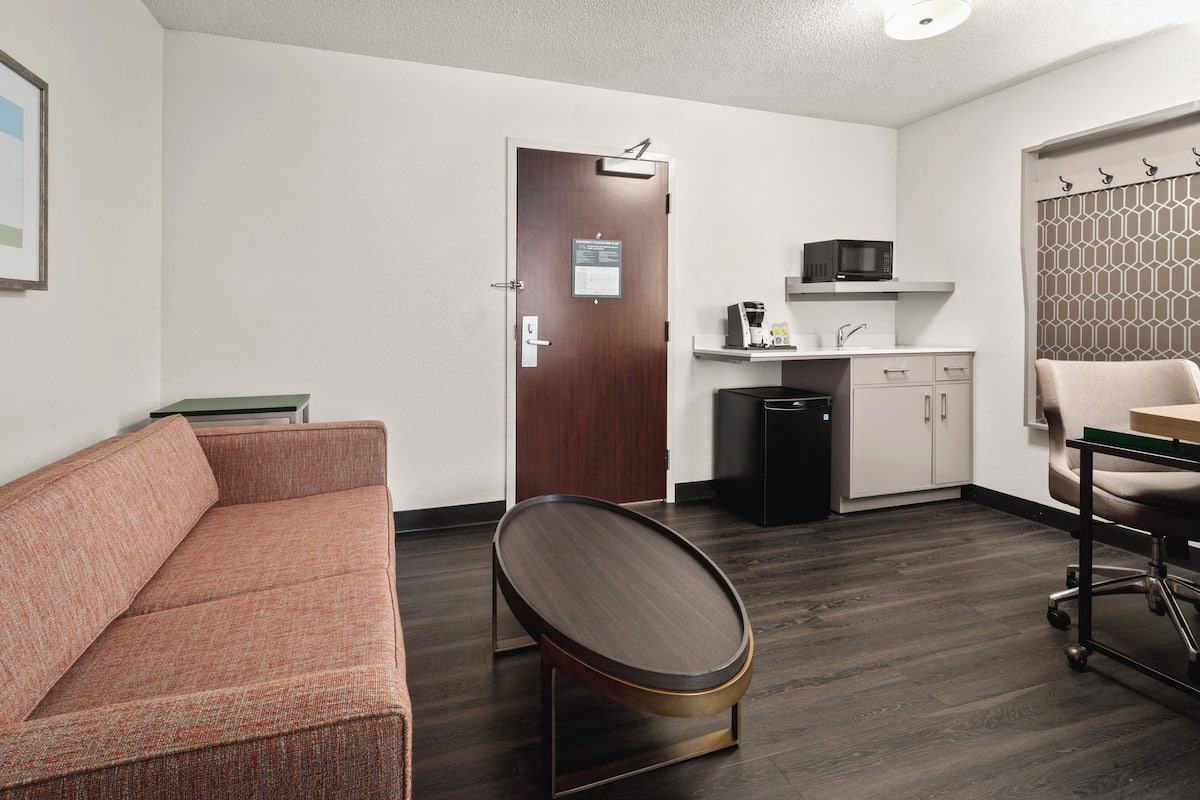 Premium Room, 1 King Bed with Sofa bed | 1 bedroom, soundproofing, free WiFi, bed sheets