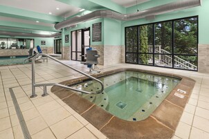 Kolam renang indoor, dengan kursi berjemur