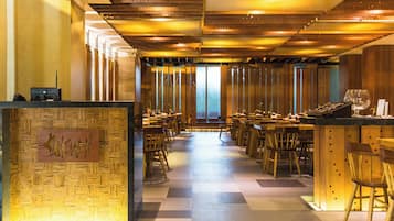 3 restaurantes: opção de café da manhã, almoço e jantar