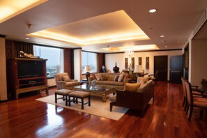 Suite presidencial, 1 cama King size | Minibar, caja de seguridad en la habitación y escritorio 