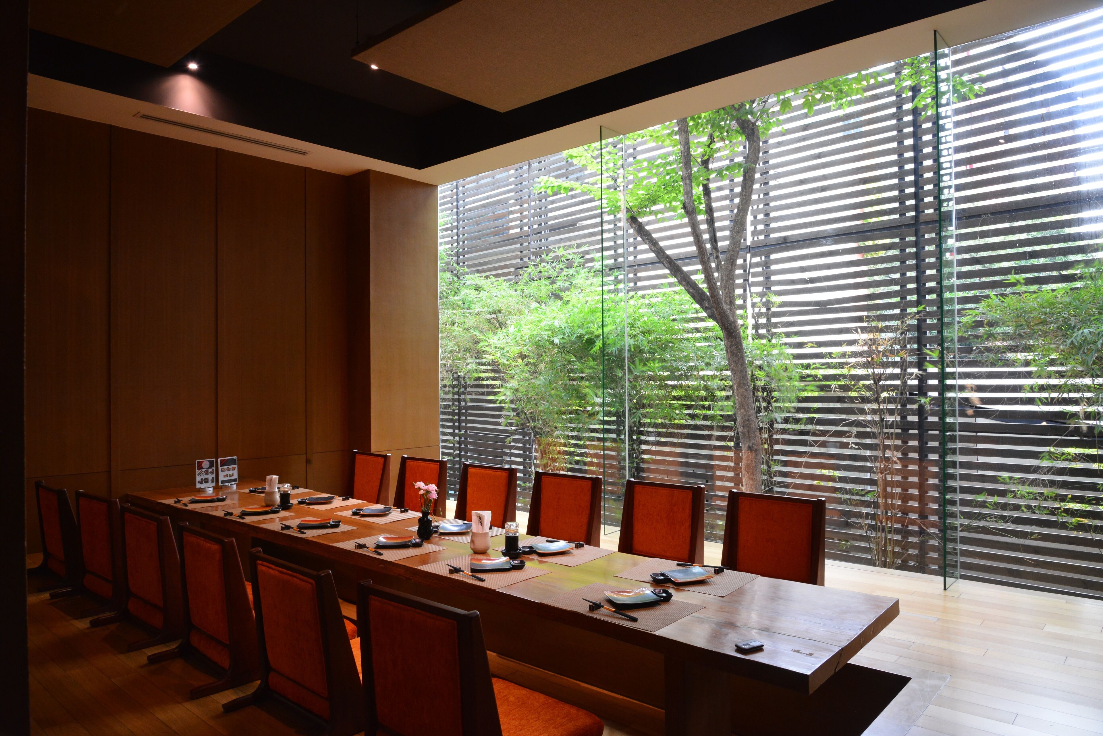 3 restaurants, breakfast, lunch, dinner served; chinese cuisine