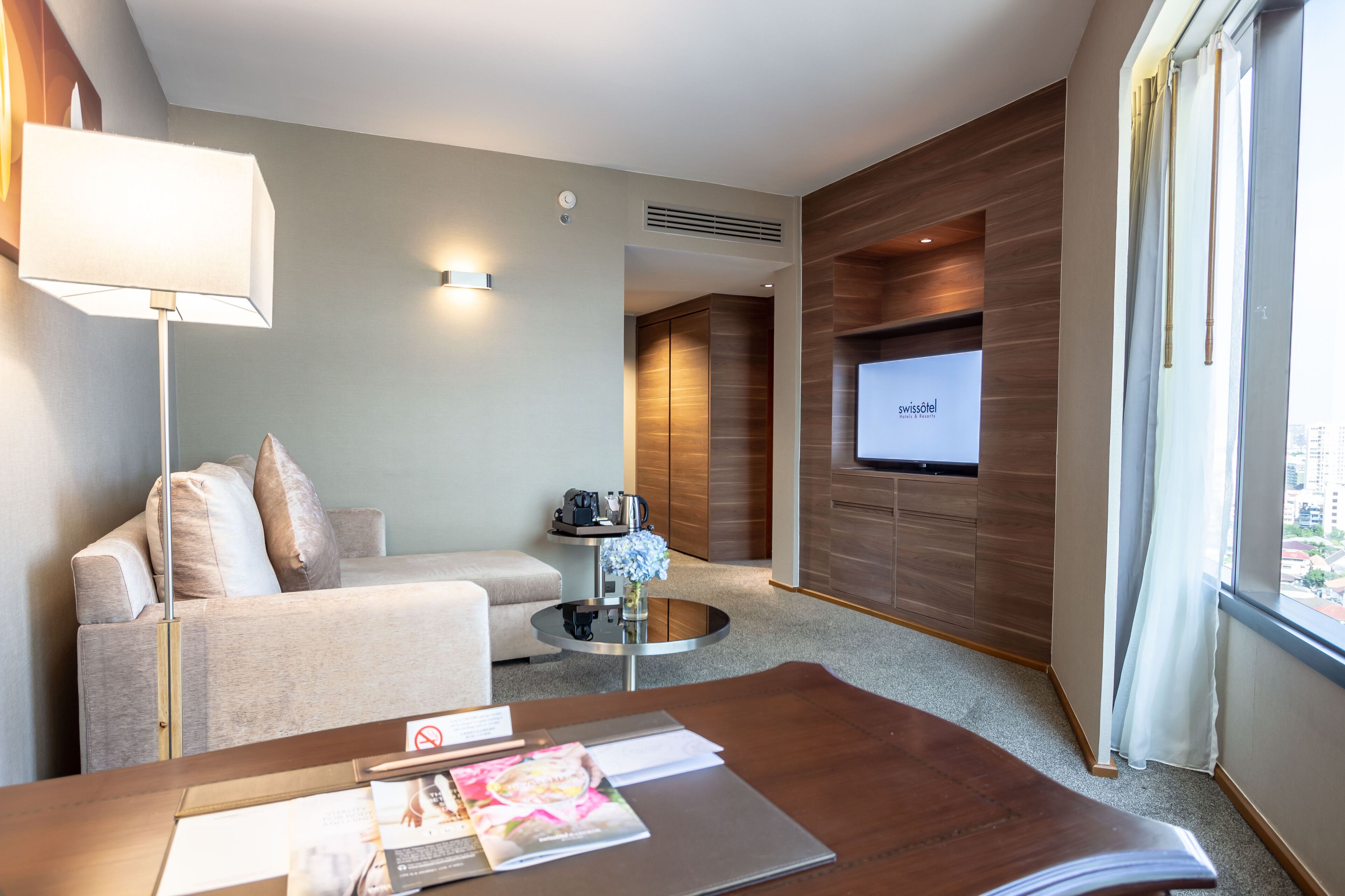 suite, 1 bedroom | minibar, in-room safe, desk, laptop workspace
