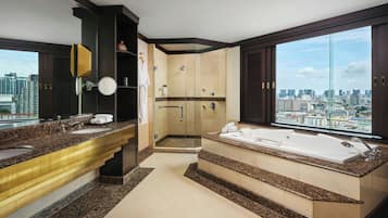 Een minibar, een kluis op de kamer, een bureau, een laptopwerkplek