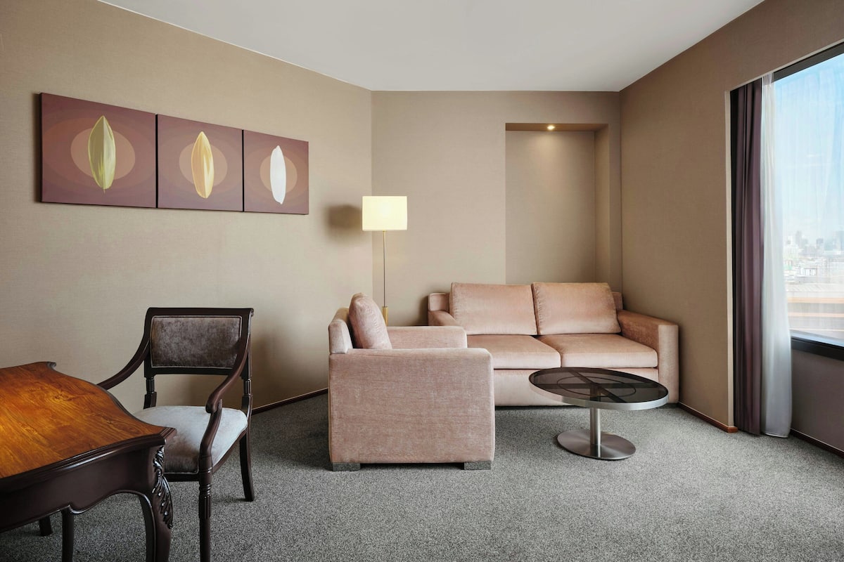 Executive Suite, 1 Bedroom | Living room | TV, pay movies