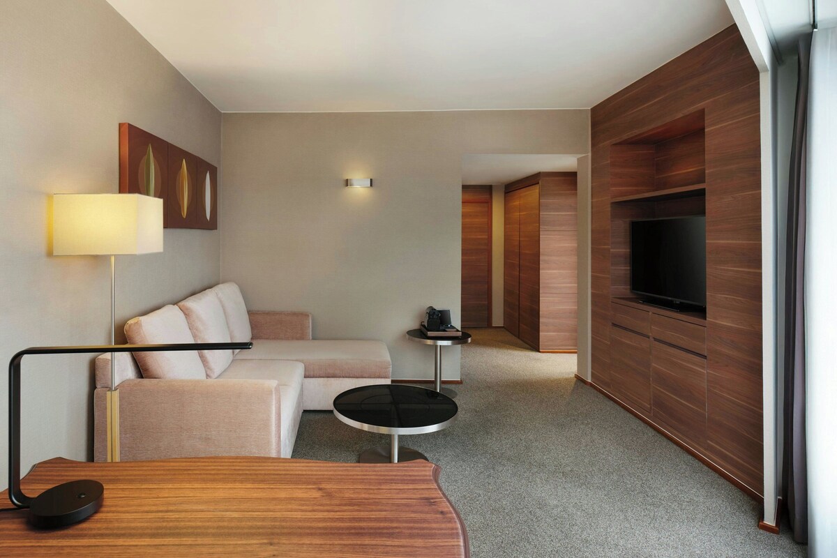 スイート 1 ベッドルーム クラブラウンジ利用可 シティビュー (1 King Bed) | リビングルーム | 40 インチのテレビ (ケーブル放送視聴可)、有料ムービー