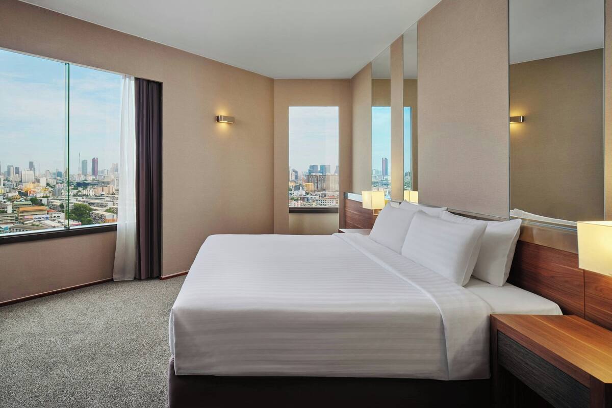 Executive Suite, 1 King Bed, Club Lounge Access, City View | Minibar, in-room safe, desk, laptop workspace