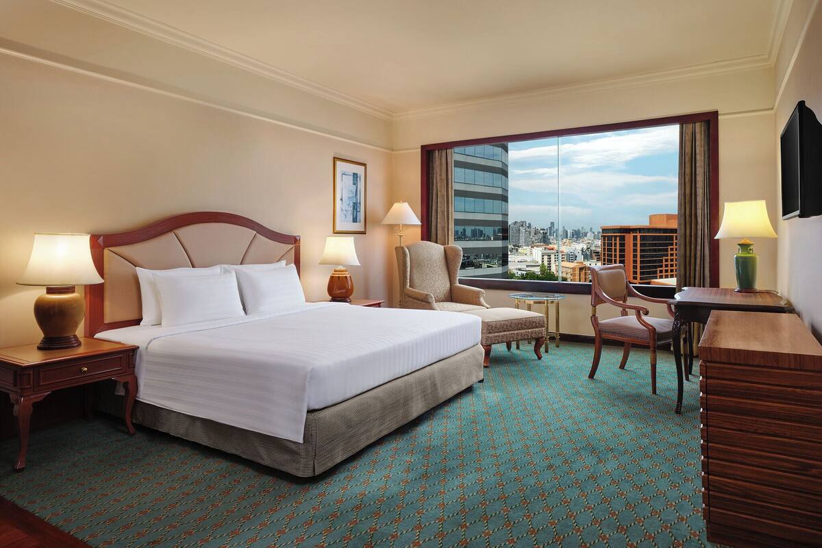 Suite, 1 King Bed, Club Lounge Access, City View (Crest) | Minibar, in-room safe, desk, laptop workspace