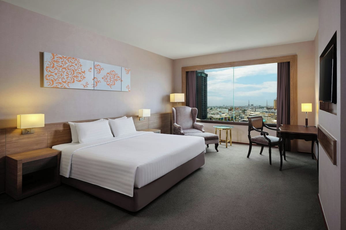 Premier Room, 1 King Bed, City View | Minibar, in-room safe, desk, laptop workspace
