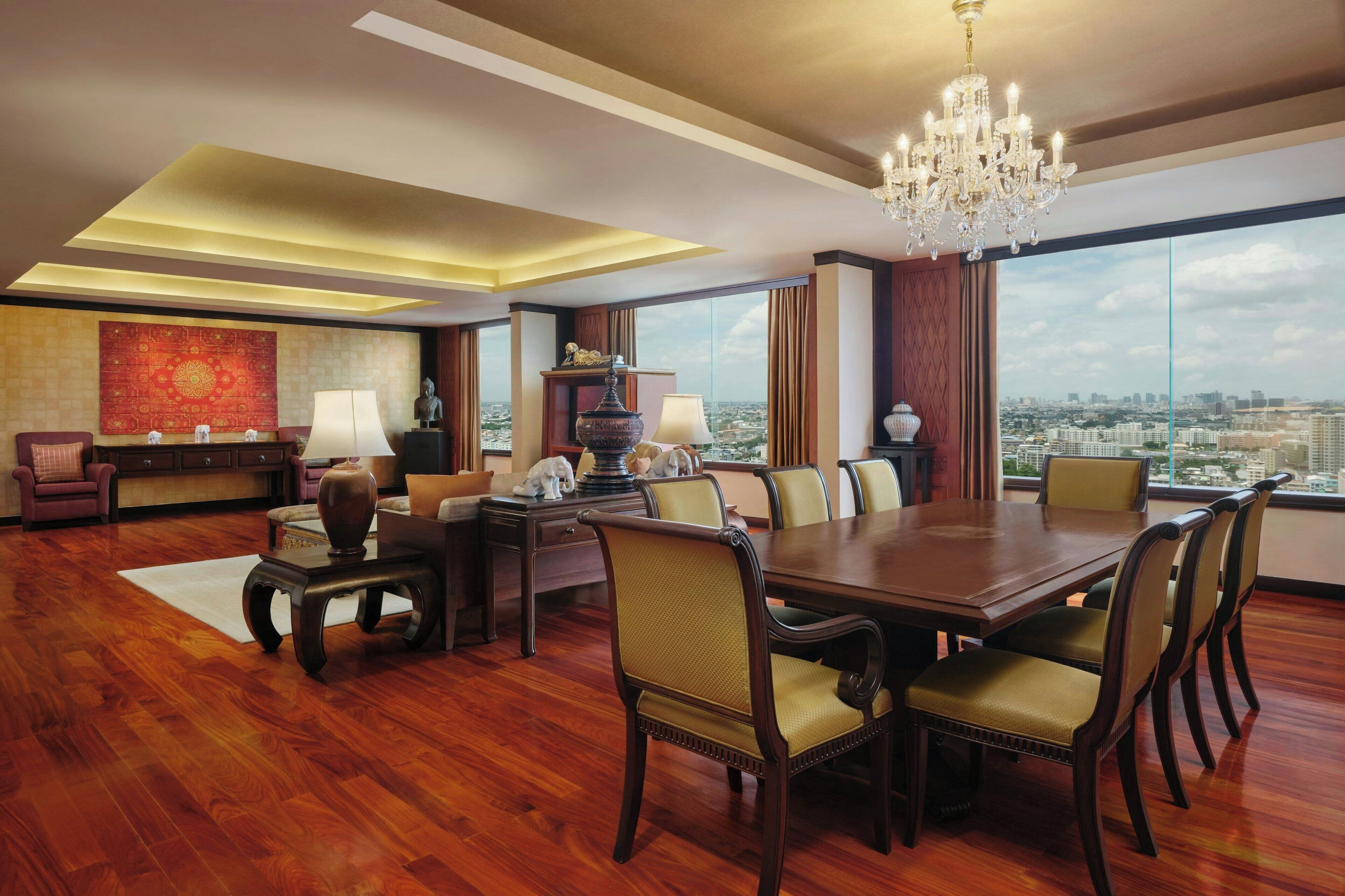 มินิบาร์, ตู้นิรภัยในห้องพัก, โต๊ะทำงาน, พื้นที่ทำงานแบบใช้แล็ปท็อป