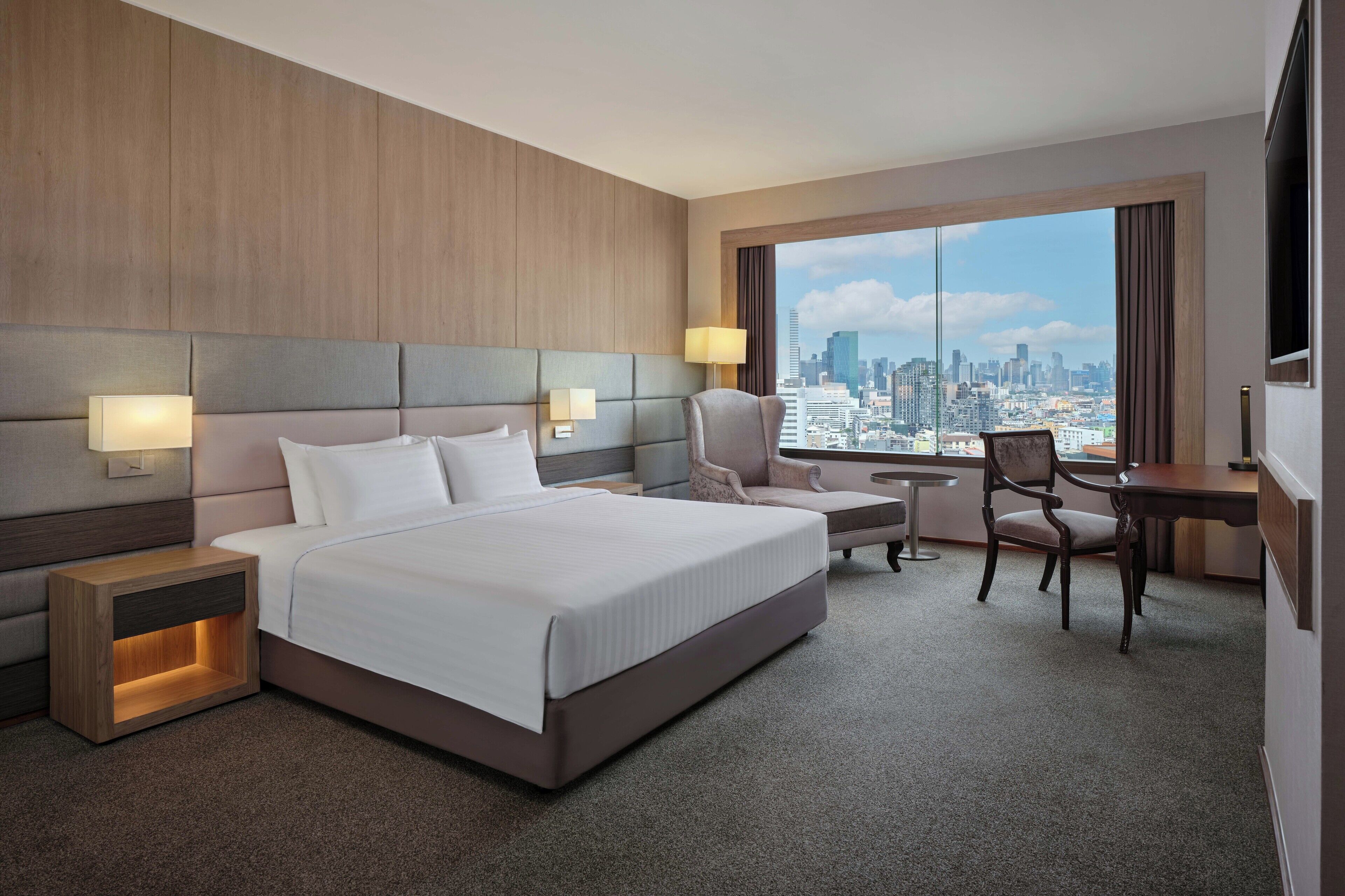 Minibar, caja de seguridad en la habitación y escritorio 