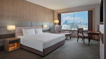 Minibar, caja de seguridad en la habitación y escritorio