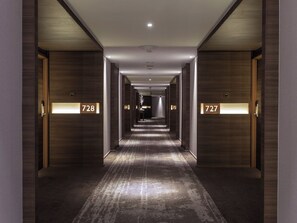 Minibar, in-room safe, desk, laptop workspace - Jubilee Prestige Hotel Ratchadapisek (Bangkok)