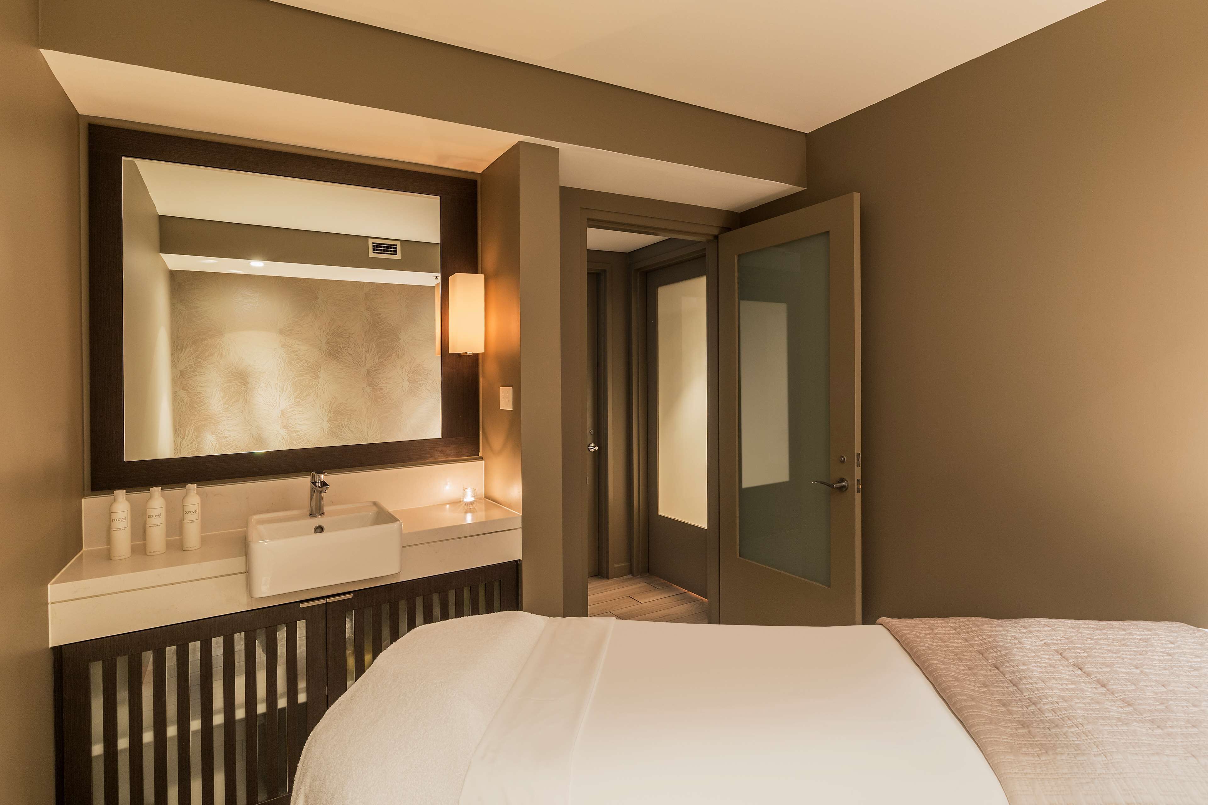 Behandlingsrom for par, badstue og massasje med varme steiner