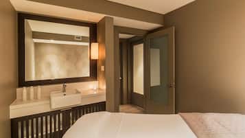 Couples treatment rooms, sauna, hot stone massages, deep-tissue massages
