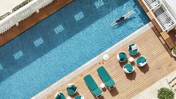 Alberca al aire libre, camas balinesas gratuitas y camastros