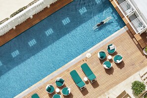 Outdoor pool, open 6:00 AM to 10:00 PM, free cabanas, sun loungers - Swissotel Sydney (Sydney)